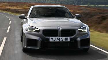 BMW M2 в движении, вид спереди